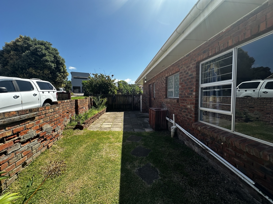 To Let 4 Bedroom Property for Rent in Winterstrand Eastern Cape